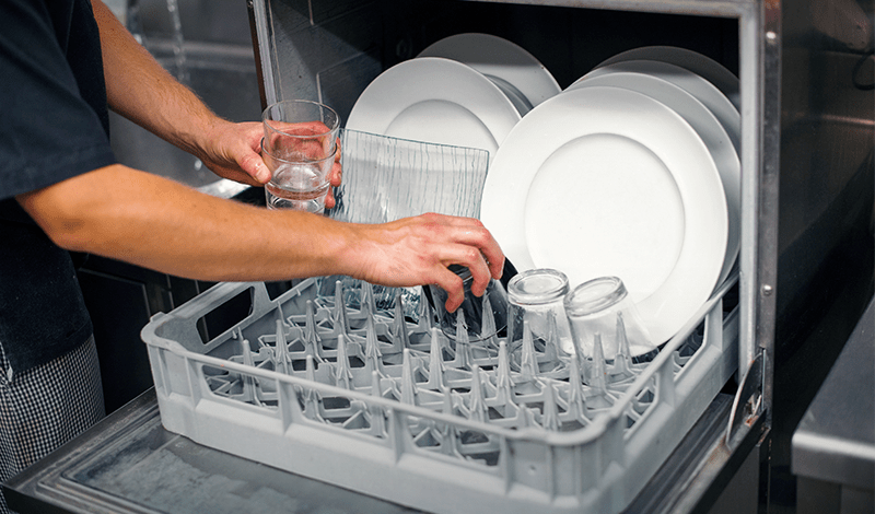 Cuánto tiempo y dinero ahorro con un lavavajillas en mi restaurante