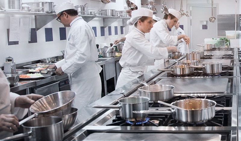 Ventajas de tener muebles acerados en la cocina