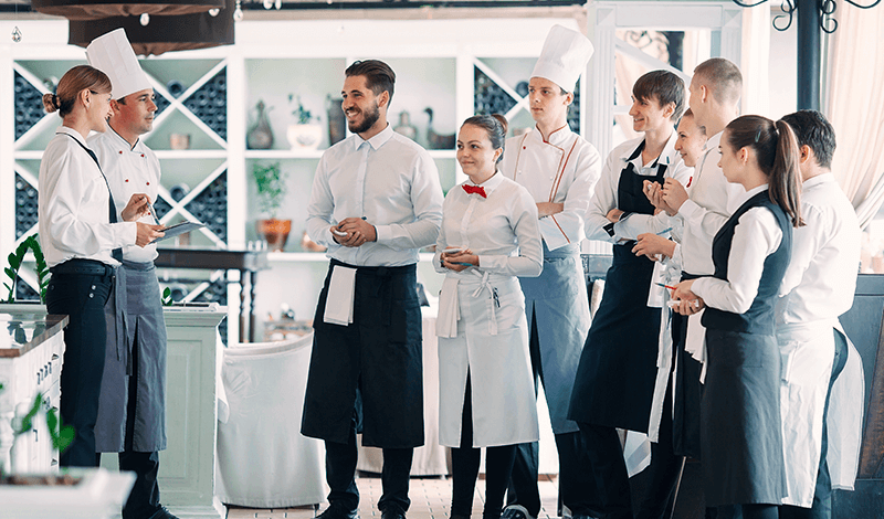 Consejos para convertir a los meseros en asesores de venta