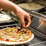 Negocio de pizza que cuenta con maquinaria gastronómica.