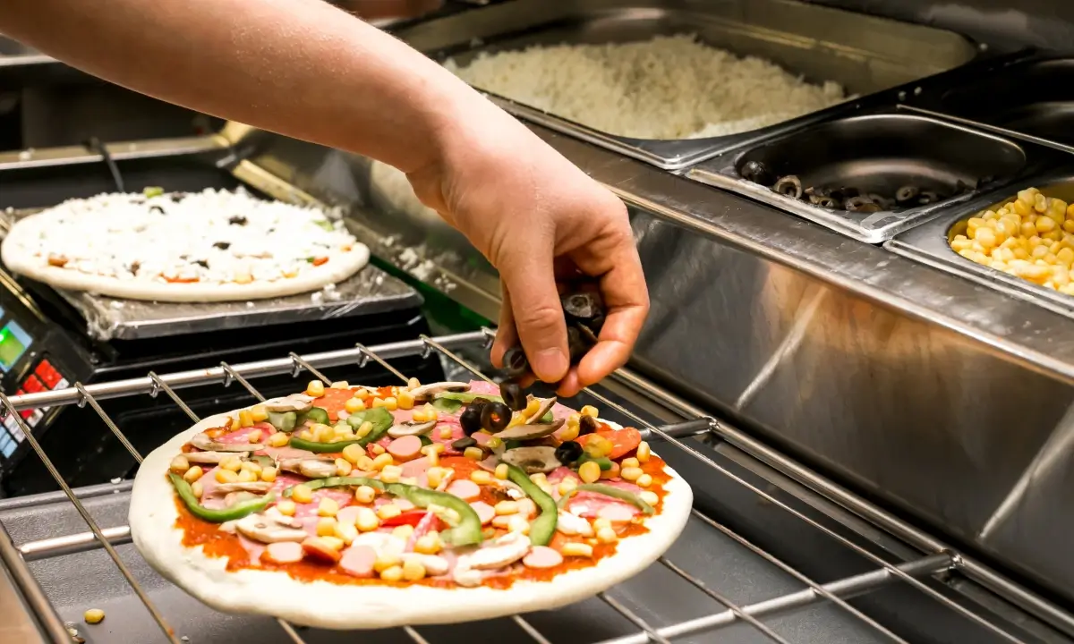 Negocio de pizza que cuenta con maquinaria gastronómica.