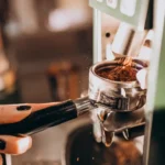 Cafetería que cuenta con un proveedor de equipos gastronómicos.